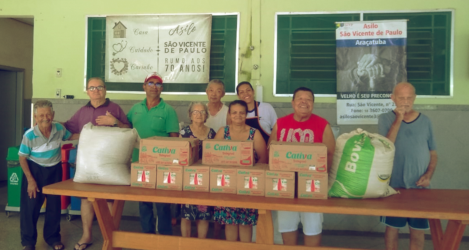 D. Carvalho realiza doação de alimentos ao asilo São Vicente de Paulo